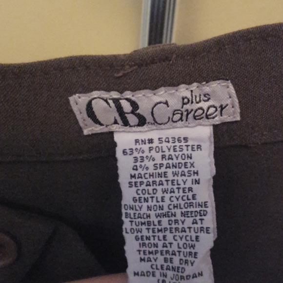 Woman's short slacks - Picture 3 of 4